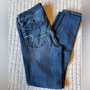 Women’s American Eagle SUPER STRETCH JEGGING Size 10. Medium Rinse